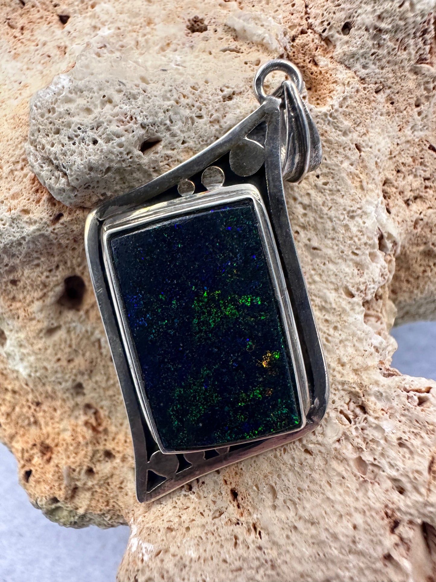 Anhänger mit großen Opal